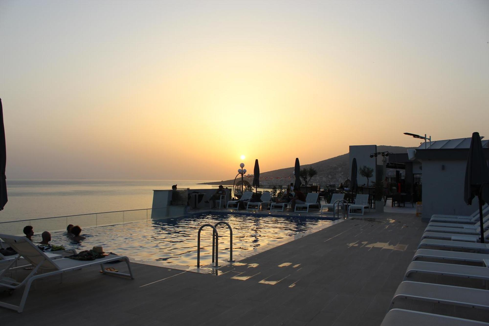 סרנדה The Queen'S Lion Premium Hotel מראה חיצוני תמונה