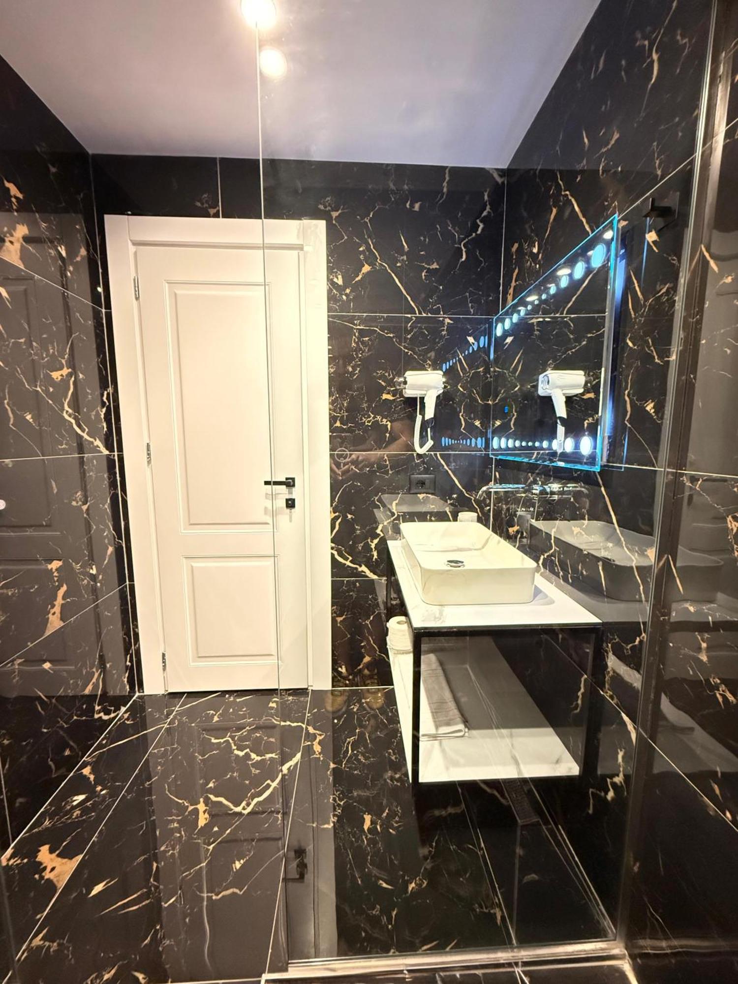 סרנדה The Queen'S Lion Premium Hotel מראה חיצוני תמונה